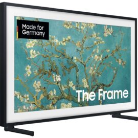 Das Bild zeigt den "The Frame GQ-32LS03C QLED-Fernseher von Samsung", bei dem ein berühmtes Gemälde von Vincent van Gogh, nämlich "Mandelblüten", im Kunstmodus angezeigt wird. Der Fernseher hat einen Rahmen, der einem Bilderrahmen ähnelt, und ist mit einem "Made for Germany"-Schild versehen, was darauf hindeutet, dass das Produkt speziell für den deutschen Markt entworfen wurde. Der Zweck des Bildes ist es, zu veranschaulichen, wie der Fernseher als Teil der Inneneinrichtung fungieren und Kunstwerke anzeigen kann, wenn er nicht für das Ansehen von TV-Inhalten genutzt wird.