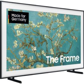 Das Bild zeigt den Samsung The Frame GQ-85LS03BG QLED-Fernseher, der so gestaltet ist, dass er wie ein gerahmtes Kunstwerk an der Wand aussieht. Auf dem Display ist eine Abbildung von Vincent van Goghs Gemälde „Mandelblüten“ zu sehen, was die einzigartige Eigenschaft des Fernsehers unterstreicht, als digitaler Bilderrahmen für Kunstwerke zu dienen, wenn er nicht für das Ansehen von Fernsehsendungen oder Filmen verwendet wird. Das Etikett "Made for Germany" befindet sich in der oberen linken Ecke des Bildschirms, was darauf hinweist, dass das Produkt für den deutschen Markt bestimmt ist. Der Name des Produkts, "The Frame", ist deutlich unterhalb des Bildes zu sehen und betont das Designkonzept des Fernsehgeräts.