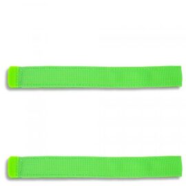 Das Bild zeigt zwei grüne Satch Pack SWAPS-Klettstreifen auf weißem Hintergrund. Diese Streifen dienen dazu, die Gestaltung von Satch-Produkten, wie zum Beispiel Schulrucksäcken, individuell anzupassen, indem sie angebracht und bei Bedarf ausgetauscht werden können.