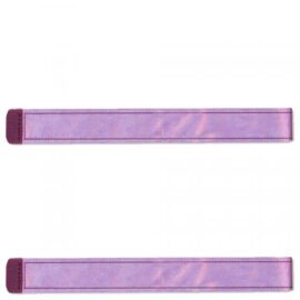Das Bild zeigt zwei violette 'Satch Pack SWAPS Klettstreifen Zubehör' vor einem weißen Hintergrund. Diese Klettstreifen sind Zubehörteile, die vermutlich zum Personalisieren von Satch-Schulrucksäcken dienen, indem sie auf entsprechende Flächen am Rucksack angebracht werden können, um das Design nach Wunsch zu ändern oder anzupassen.