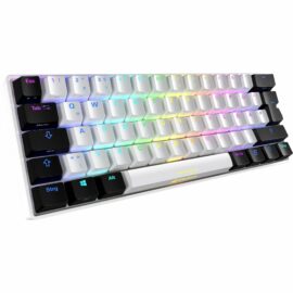 Das Bild zeigt die SKILLER SGK50 S4 Gaming-Tastatur mit RGB-Beleuchtung, welche die Tasten in verschiedenen Farben leuchten lässt. Der Zweck des Bildes ist die Darstellung des Produktdesigns und der Beleuchtungsfunktion der Tastatur, um potenziellen Kunden einen visuellen Eindruck zu vermitteln. Die Tastatur ist in einer leichten Schrägansicht fotografiert, wobei die Vorderseite und die Tasten gut sichtbar sind.