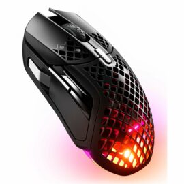 Das Bild zeigt die Aerox 5 Wireless Gaming-Maus in einer schrägen Seitenansicht, wobei das leichte und löchrige Design besonders betont wird. Die dynamische RGB-Beleuchtung ist durch die perforierte Schale sichtbar, was die Ästhetik unterstreicht und zugleich die Funktion als Gaming-Peripheriegerät hervorhebt.