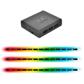 Das Bild zeigt das Produkt 'Lumi RGB Plus Strip 3 Pack von Thermaltake', bestehend aus drei RGB LED-Streifen und einem Kontrollgerät. Die LED-Streifen sind in mehrfarbiger Beleuchtung dargestellt, die das Spektrum der möglichen Farben demonstriert. Der Zweck des Bildes ist die Darstellung des Produktdesigns sowie der Beleuchtungsfunktionen, die für die individuelle Gestaltung der Computerbeleuchtung verwendet werden können.