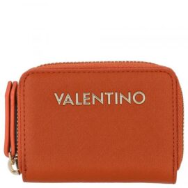 Das Bild zeigt die Valentino Bags Zero Re kompakte Geldbörse in der Farbe Orange. Zu sehen ist die Vorderansicht der Geldbörse mit einer deutlichen Darstellung des Markenlogos "VALENTINO" in Großbuchstaben auf der Vorderseite. Der Zweck des Bildes ist es, Design, Farbe und Branding des Produkts hervorzuheben.