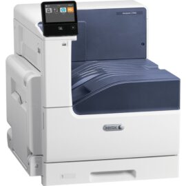 Das Bild zeigt den Xerox VersaLink C7000N LED-Drucker in einer Studioaufnahme. Zu sehen ist ein großer, professioneller Bürodrucker mit einem markant blauen Papierausgabefach und einem Farb-Touchscreen-Bedienfeld am oberen rechten Rand des Geräts. Der Zweck des Bildes ist es, das Design, die Größe und die äußeren Merkmale des Druckers zu veranschaulichen, was für potenzielle Käufer oder Personen, die sich für den Produktbericht interessieren, relevant ist. Der Drucker ist für die Verwendung in Büroumgebungen konzipiert und bietet Funktionen für das Drucken von Dokumenten in hoher Qualität.