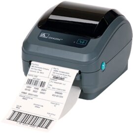 Das Bild zeigt den Zebra GK420d Etikettendrucker, ein professionelles Gerät zum Drucken von Etiketten. Auf dem Bild ist der Drucker im Betrieb zu sehen, mit einem gerade gedruckten Etikett, das aus dem Drucker herausragt. Der Drucker verfügt über ein dunkelgraues Gehäuse und ist so konzipiert, dass er leicht auf einem Schreibtisch oder Arbeitsplatz Platz finden kann, um effizientes und hochwertiges Drucken von Barcode-Etiketten und anderen Labels zu ermöglichen.