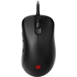 Das Bild zeigt die Zowie EC3-C Gaming-Maus von oben, mit dem Blick auf die Tasten, das Mausrad und das charakteristische rote Logo. Der Zweck des Bildes ist, das Design und die Form des Produktes zu präsentieren.