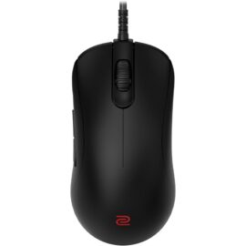Das Bild zeigt die ZA11-C Gaming-Maus von Zowie in der Draufsicht auf weißem Hintergrund. Es handelt sich um eine rechts- und linkshändig bedienbare Maus mit einem unauffälligen, ergonomischen Design. An der Seite sind zwei Tasten sichtbar, und die Maus verfügt über eine schwarze Farbgebung mit einem roten Logo am unteren Ende. Besonderes Augenmerk liegt auf dem Scrollrad und den Maustasten, die für den Einsatz im Gaming optimiert sind.