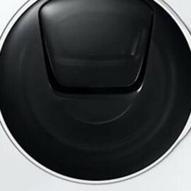 Das Bild zeigt das Bullauge einer Samsung WD9XT754AWH Waschtrockner-Maschine. Der Zweck dieses Bildes ist es, das Design und den Zugang zum Wäschetrommelbereich des Geräts zu präsentieren, welches ein wichtiges Merkmal für die Kaufentscheidung von potenziellen Kunden darstellt.