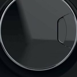 Das Bild zeigt einen Ausschnitt einer Bauknecht WM BB 8A Waschmaschine in Schwarz. Zu sehen ist die geschlossene Frontlader-Tür mit einem markanten, silbernen Türgriff, was den modernen Charakter des Geräts unterstreicht. Der Zweck des Bildes ist es, das Design und die Farbgebung des Produkts hervorzuheben, um potenziellen Käufern einen visuellen Eindruck der Waschmaschine zu vermitteln.