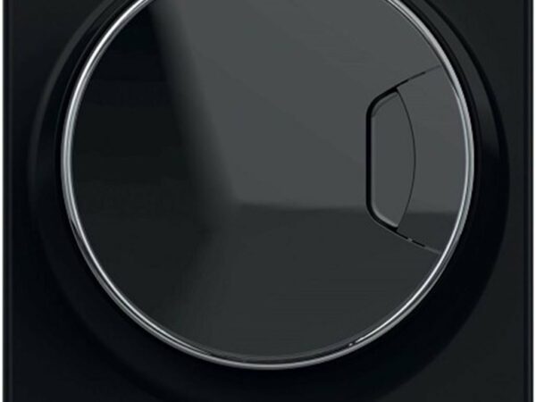 Das Bild zeigt einen Ausschnitt einer Bauknecht WM BB 8A Waschmaschine in Schwarz. Zu sehen ist die geschlossene Frontlader-Tür mit einem markanten, silbernen Türgriff, was den modernen Charakter des Geräts unterstreicht. Der Zweck des Bildes ist es, das Design und die Farbgebung des Produkts hervorzuheben, um potenziellen Käufern einen visuellen Eindruck der Waschmaschine zu vermitteln.